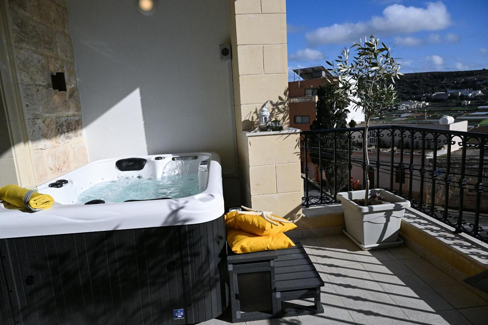 Fl 1 Ta'Lonza Luxury With Hot Tub By Homely Mellieħa Buitenkant foto