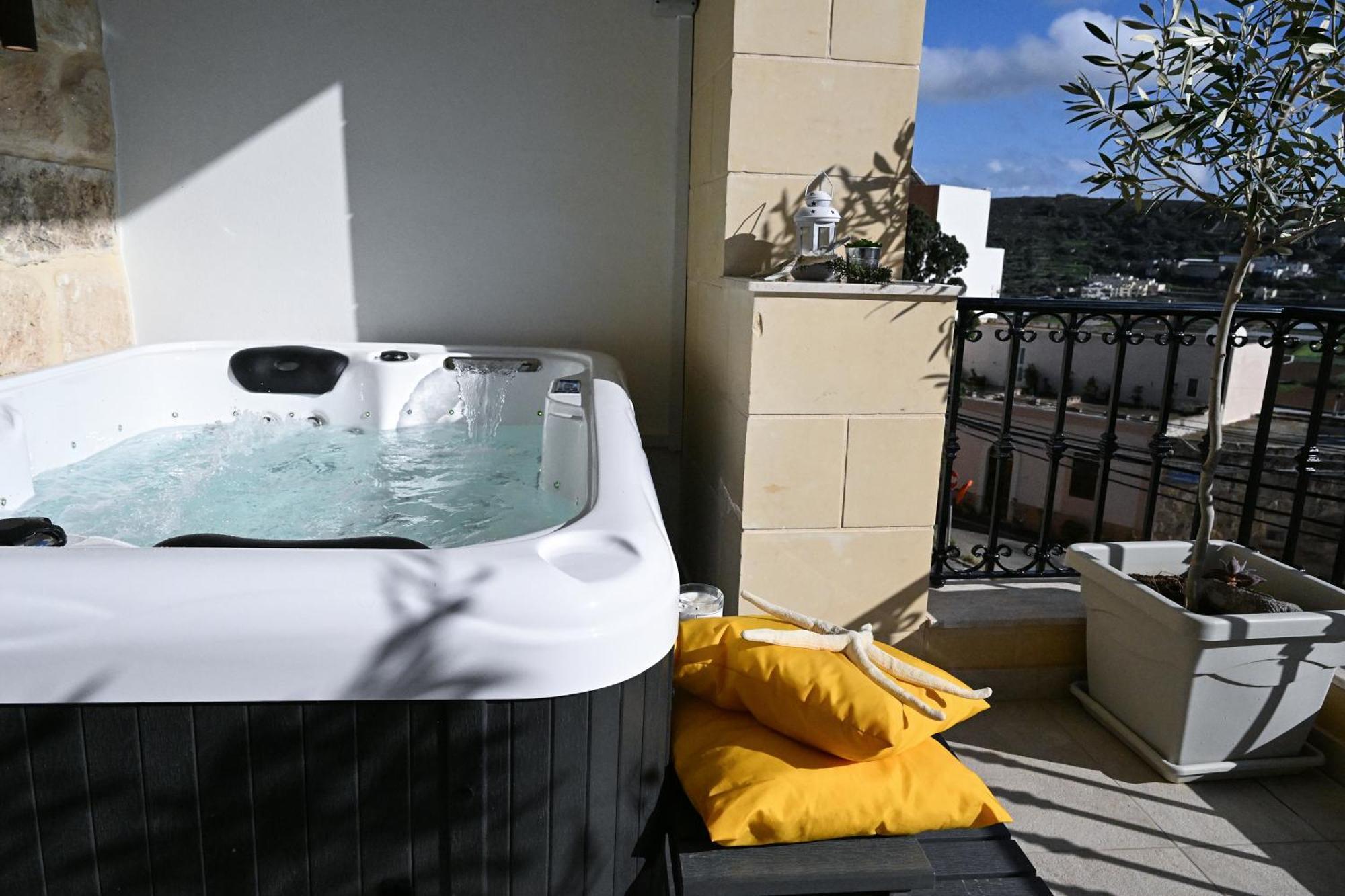 Fl 1 Ta'Lonza Luxury With Hot Tub By Homely Mellieħa Buitenkant foto